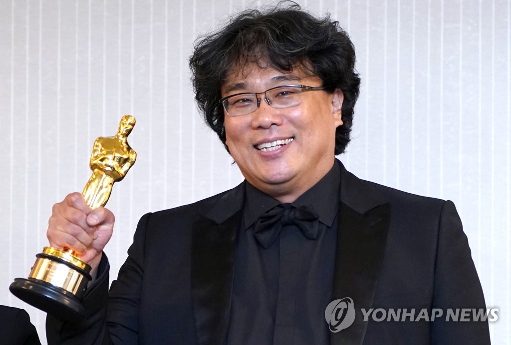 South Korean director Bong Joon-ho holds up his Oscar trophy at a press conference held at the London West Hollywood in Los Angeles on Feb. 9, 2020 (local time), after his black comedy film "Parasite" took four titles at the 92nd annual Academy Awards. (Yonhap)