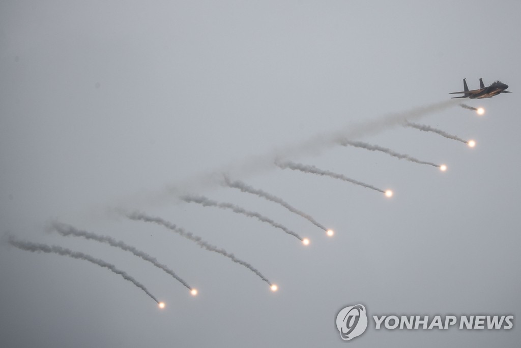 싱가포르 국제에어쇼에서 공연 펼치는 전투기