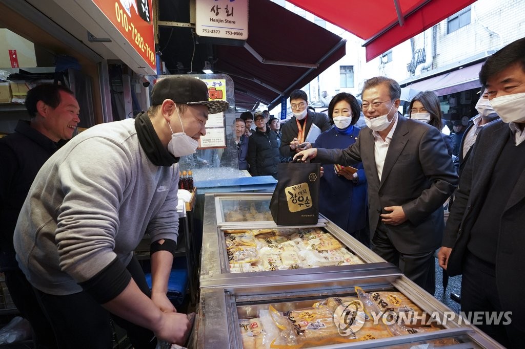 President Moon Jae-in (2nd from R) visits the Namdaemun traditional market in Seoul in this file photo dated Feb. 12, 2020. (Yonhap)
