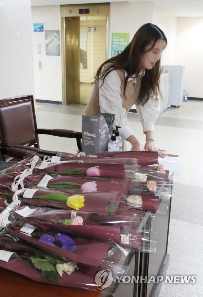 재정관리점검회의 참석자들에게 꽃 선물