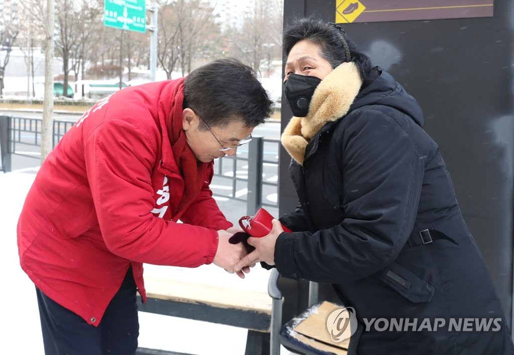 월요일 아침 시민들과 인사하는 황교안 대표