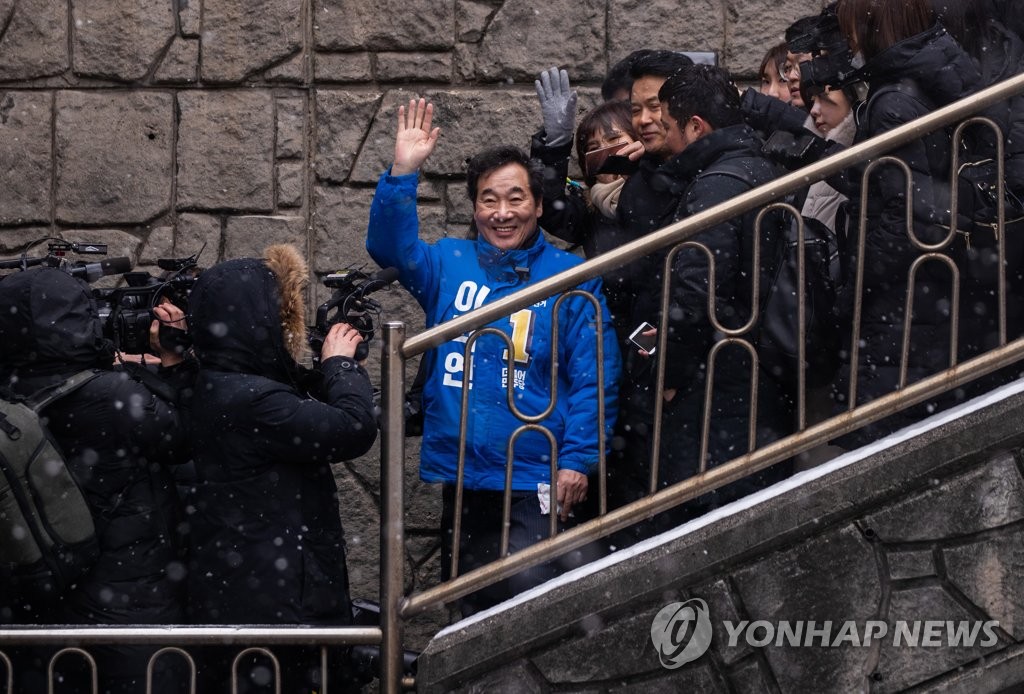 눈 오는 날, 기생충 계단 찾은 이낙연
