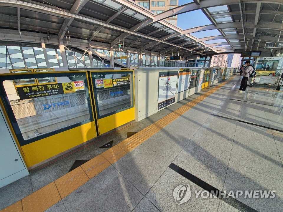 This photo taken on Feb. 20, 2020, shows a subway station in Daegu, a city 300 kilometers southeast of Seoul, almost deserted, as people avoid mass gatherings amid the spread of the new coronavirus. (Yonhap)