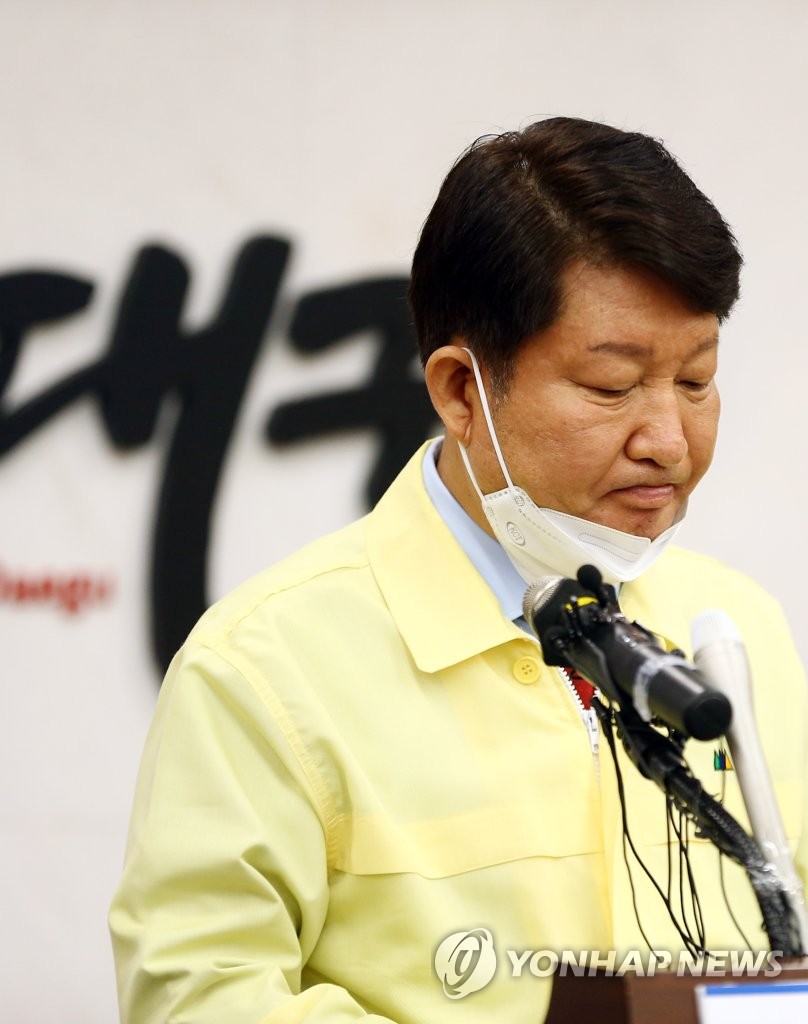 Daegu Mayor Kwon Young-jin shows a stern face as he holds a press conference at the city hall in the southeastern city of Daegu on Feb. 20, 2020, about the spread of the new coronavirus in the city. (Yonhap)