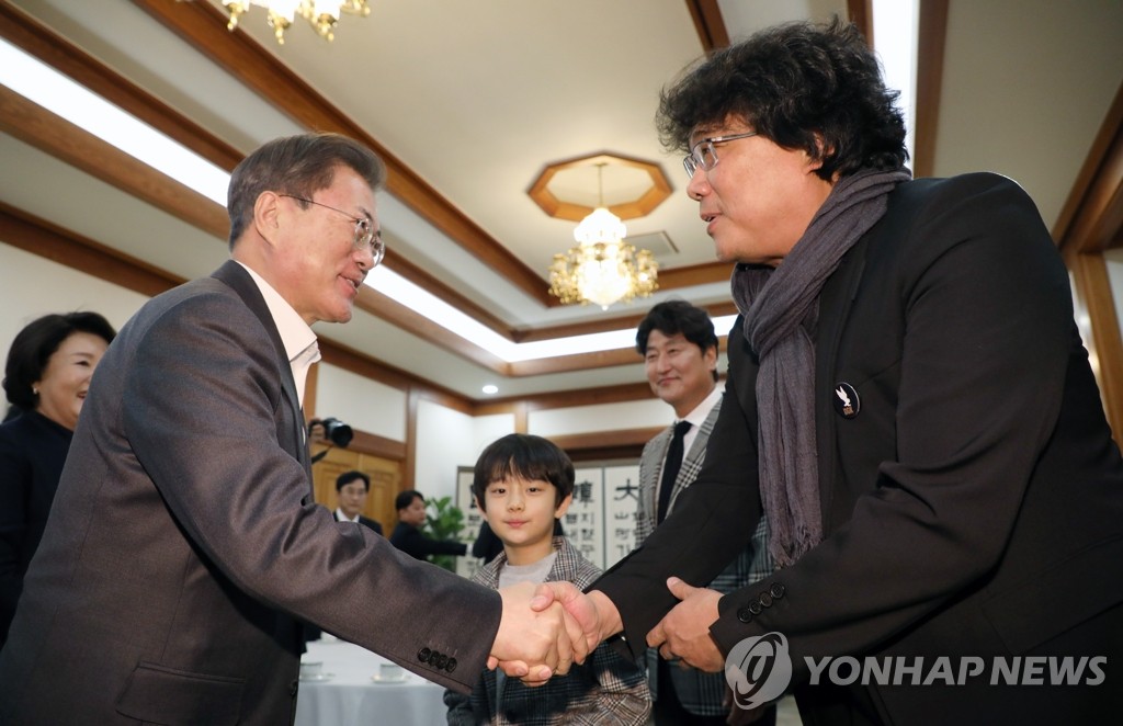 握手する文大統領とポン監督 握手する文大統領とポン監督