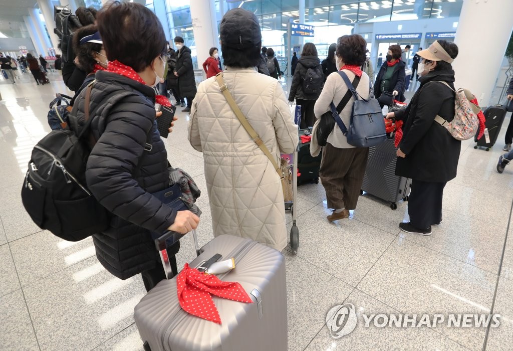 이스라엘로 가는 중에 입국 금지를 당한 한국인 여행객들이 2020년 2월 23일 오후 인천국제공항을 통해 귀국하고 있다. [연합뉴스 자료사진]