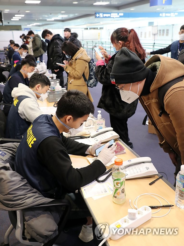 Chinese students enter country Chinese students enter country