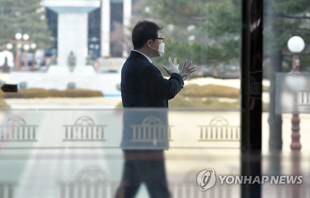 '코로나19' 여파로 국회 의원회관 안내실 폐문