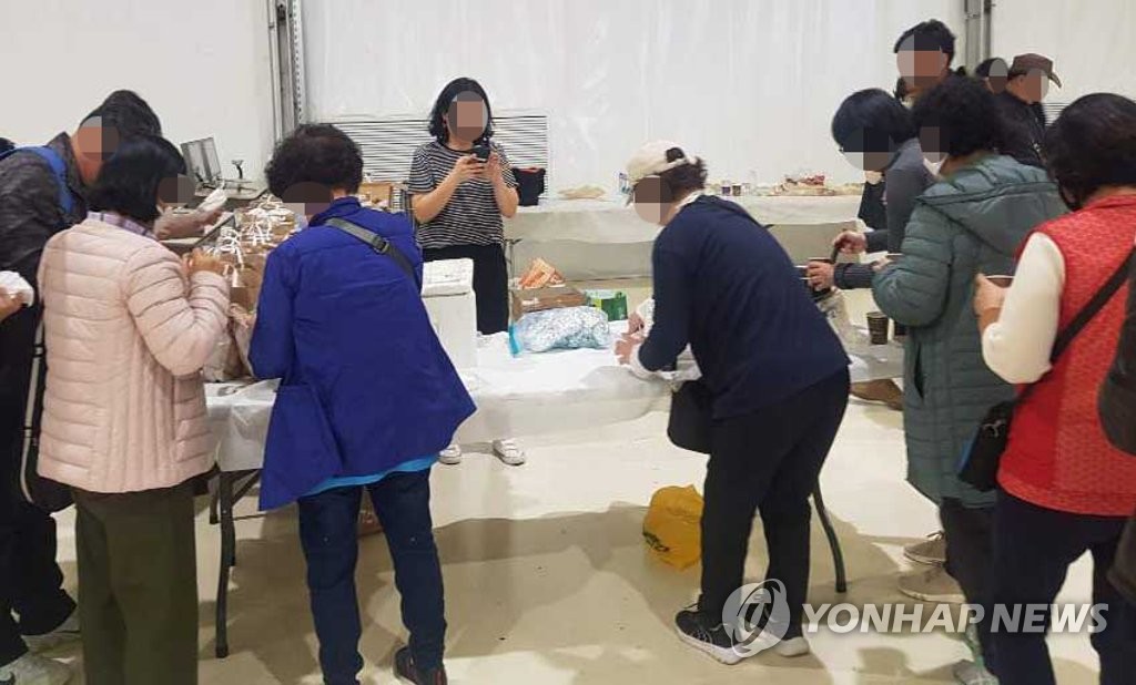 벤구리온 국제공항에서 비행기 기다리는 여행객들