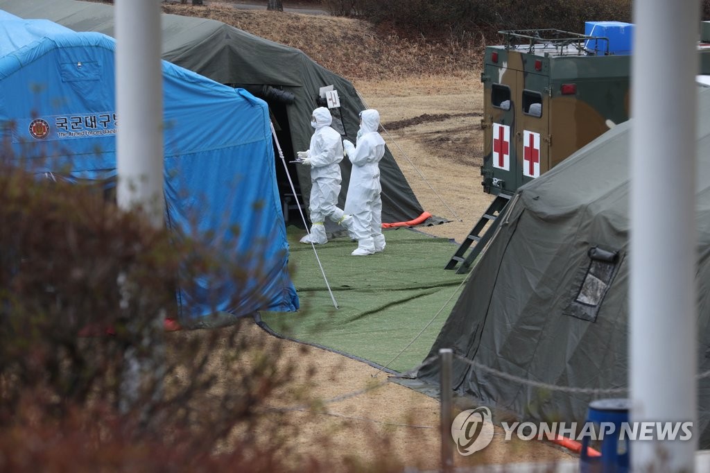 분주한 군 선별진료소