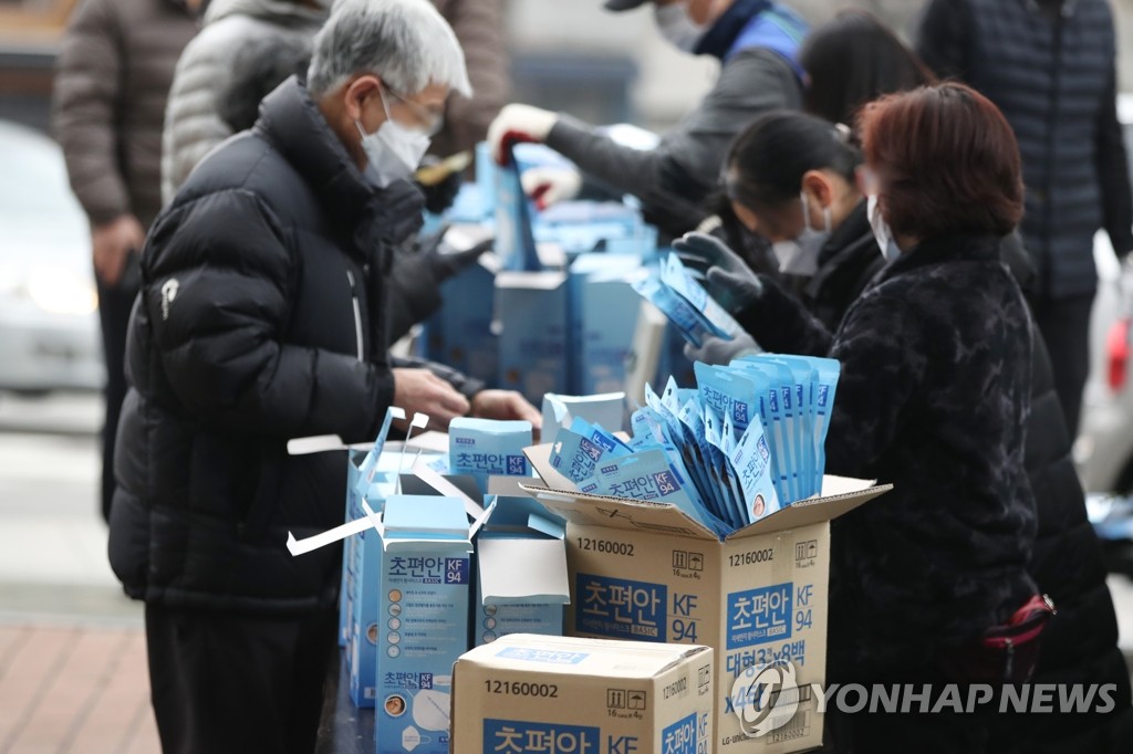 People buy face masks at Nonghyup Hanaro Mart in Sajik-dong, Seoul, on March 1, 2020. (Yonhap)