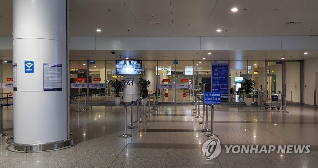텅 빈 베트남 하노이 국제공항 입국장