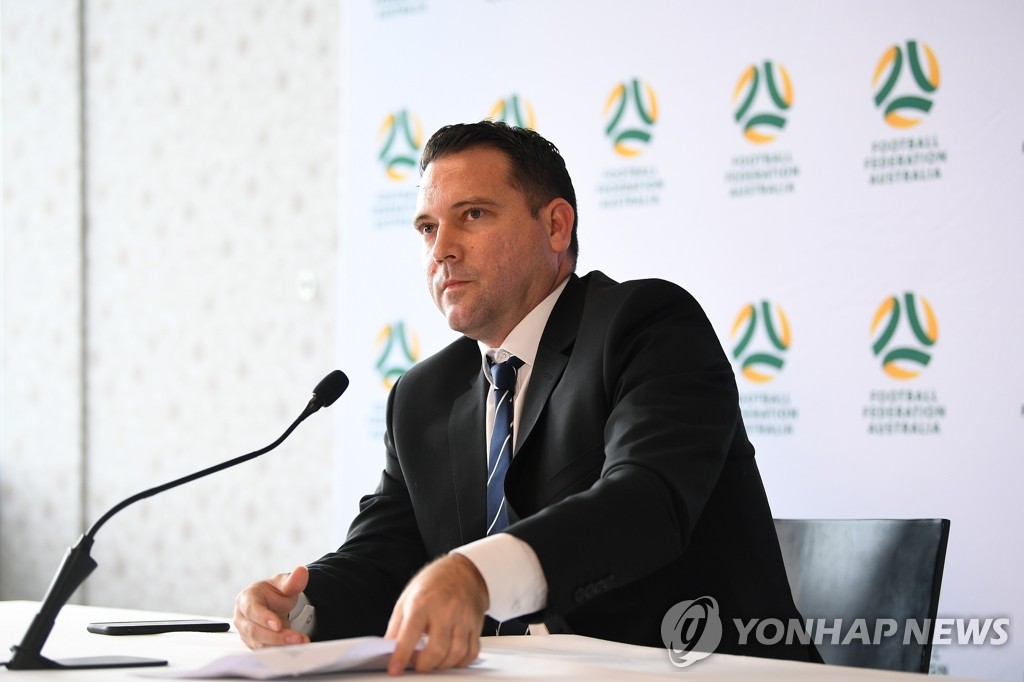 코로나19로 시즌 중단 발표하는 호주축구협회 CEO