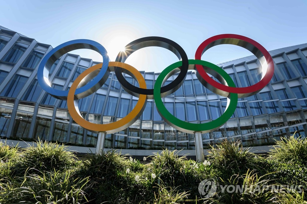 IOC 본부 건물 앞의 오륜 조형물