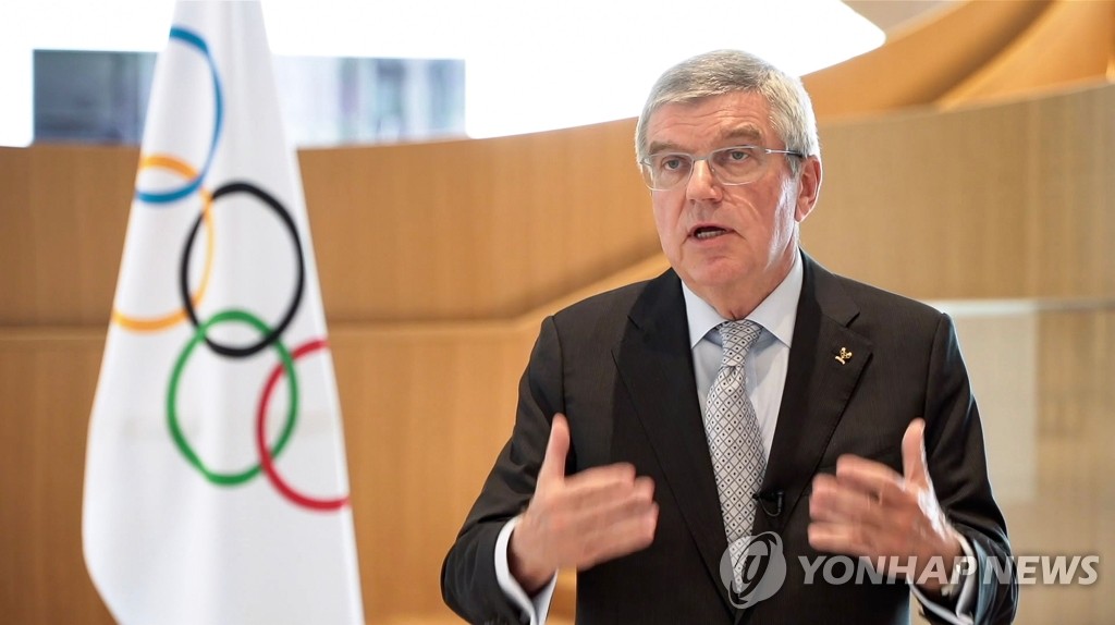 도쿄올림픽 연기 후 성명 발표하는 바흐 IOC 위원장