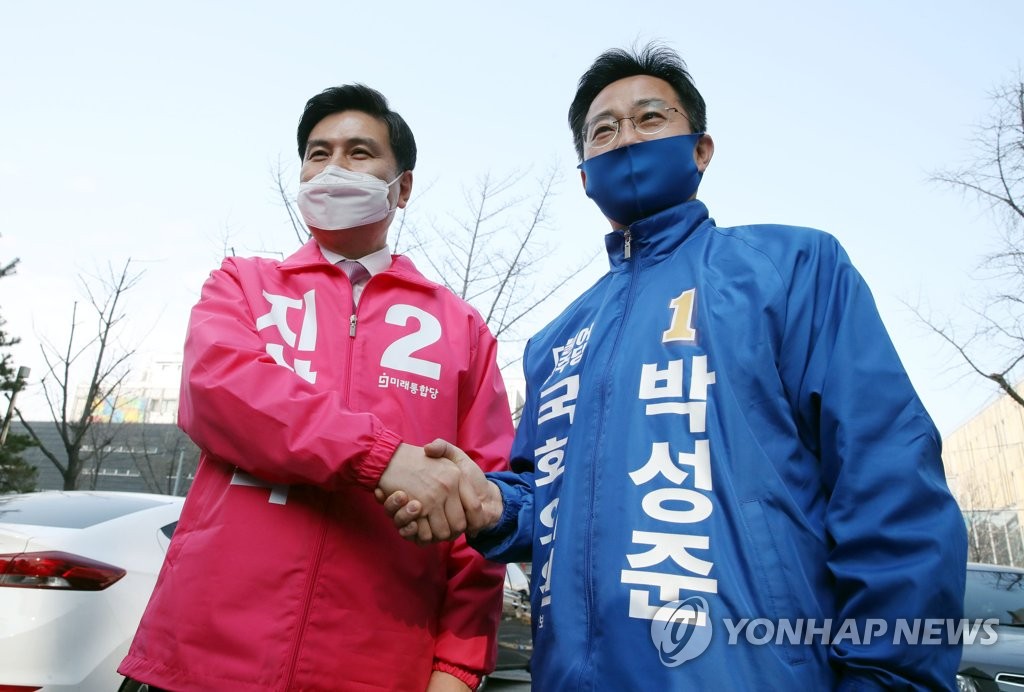 후보 등록하며 만나 인사하는 박성준과 지상욱