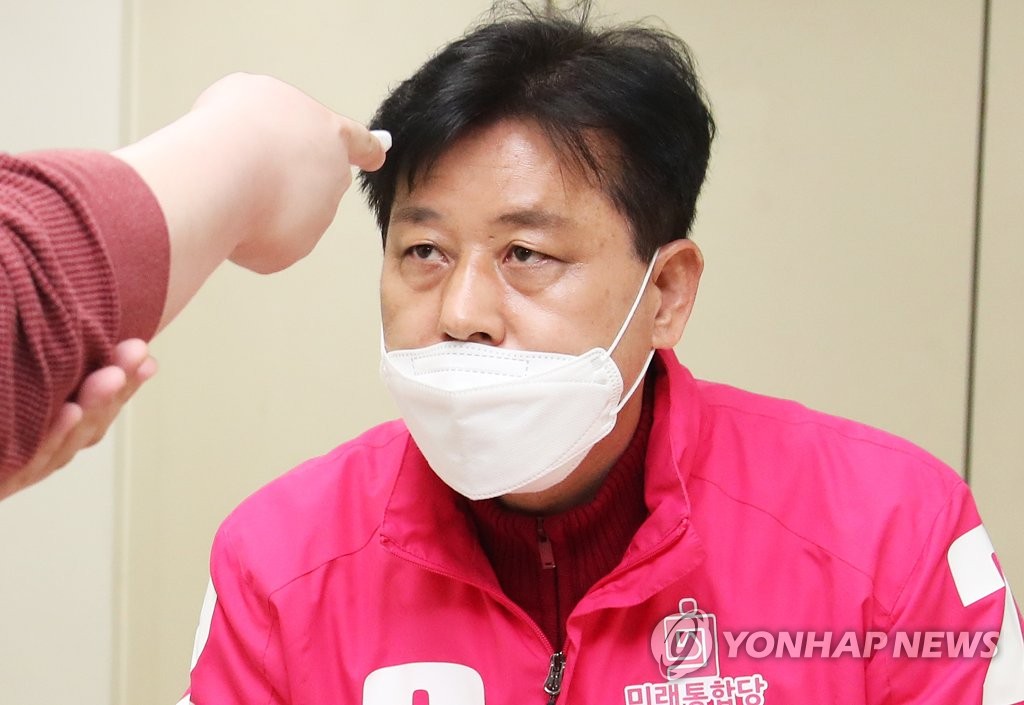 체온 측정하는 박재순
