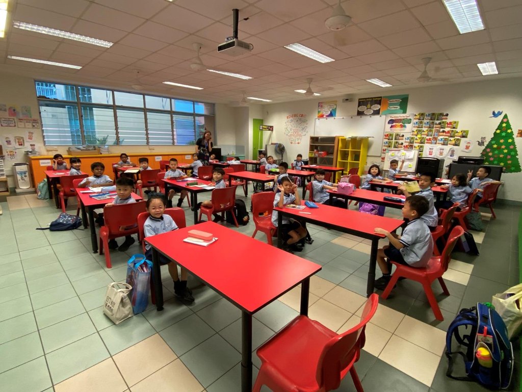 싱가포르, 책상 양 옆으로 떨어져 앉아 수업