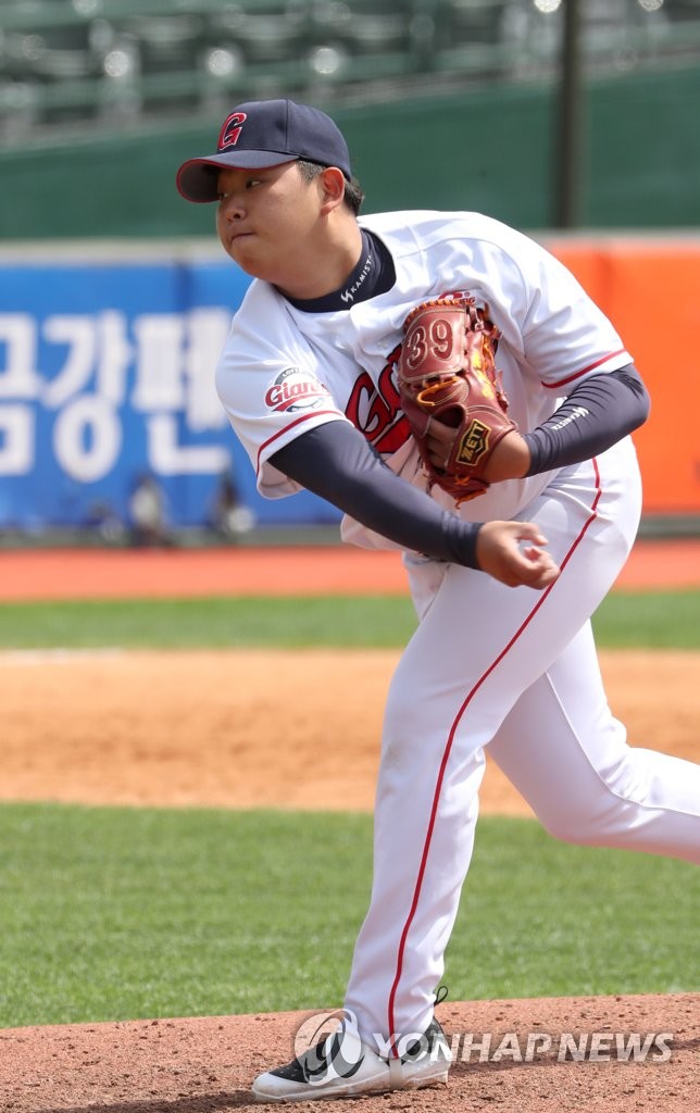 투구하는 서준원