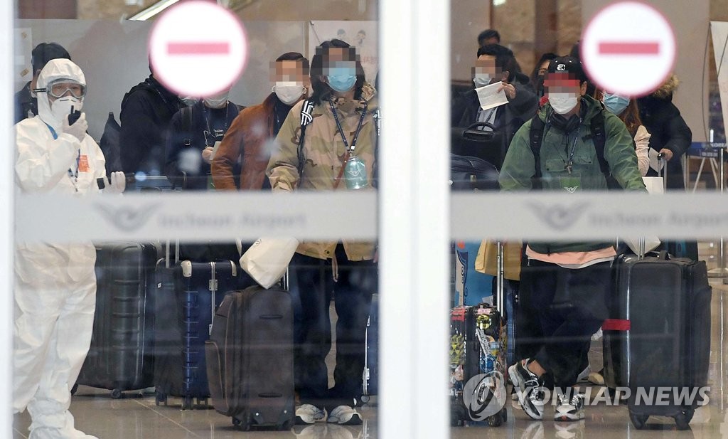 South Korean nationals arrive at Incheon International Airport, west of Seoul, on April 1, 2020, after taking a government-chartered plane from coronavirus-hit Italy. (Yonhap)