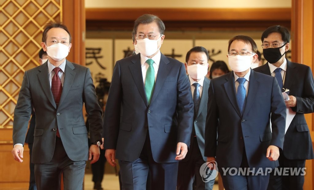 문 대통령, 정부 위원회 위촉장 수여