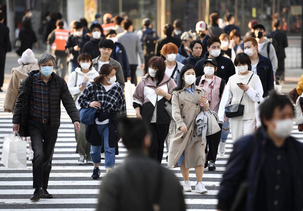(도쿄 교도=연합뉴스) 신종 코로나바이러스 감염증(코로나19)이 확산하는 가운데 마스크를 착용한 사람들이 지난 4일 오후 일본 도쿄도(東京都) 시부야(澁谷)역 앞 횡단보도를 건너고 있다. 