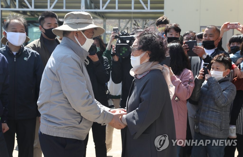 강릉 산불 피해주민 위로하는 문 대통령