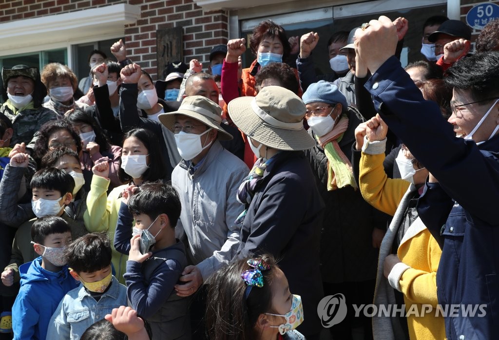 옥계면 마을주민과 기념촬영 하는 문 대통령 내외