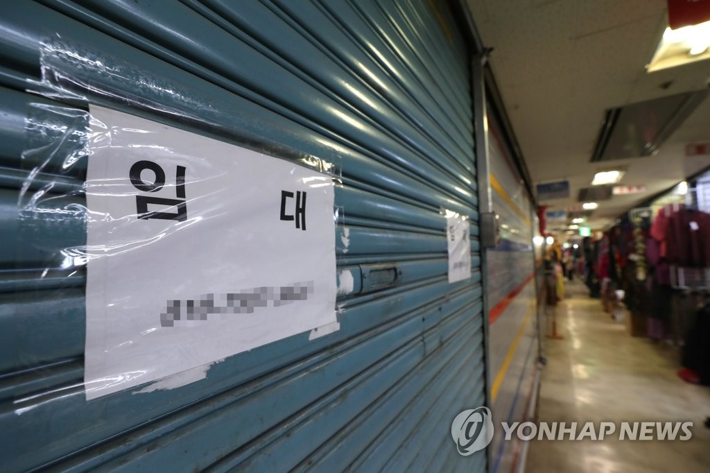 평화시장에 붙은 임대 안내문