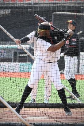 KT Wiz foreign player batting practice KT Wiz foreign player batting practice