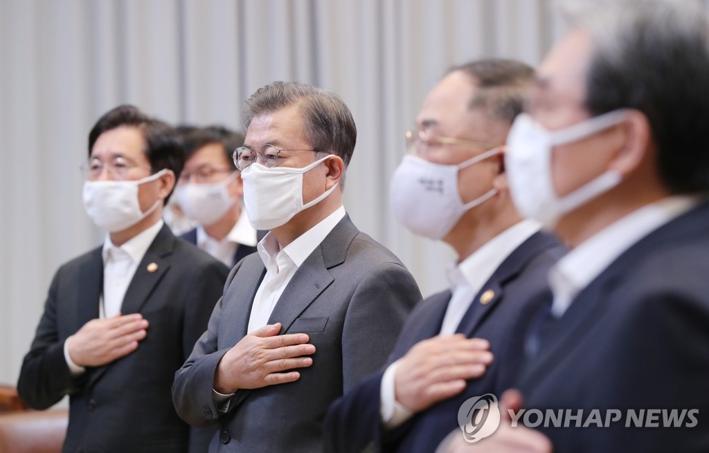 국기에 경례하는 문 대통령