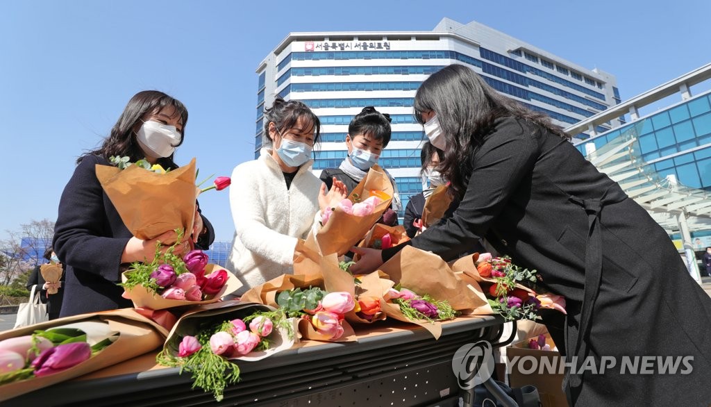튤립 받는 서울의료원 간호사들