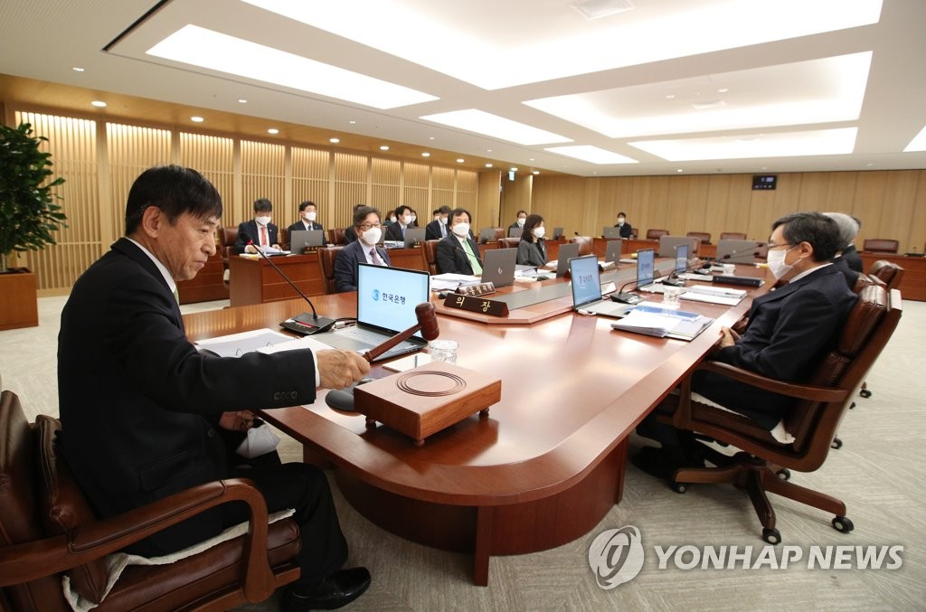 In the photo, provided by the Bank of Korea (BOK), BOK Gov. Lee Ju-yeol (L) holds a BOK monetary policy board meeting in Seoul on April 9, 2020. (PHOTO NOT FOR SALE) (Yonhap)