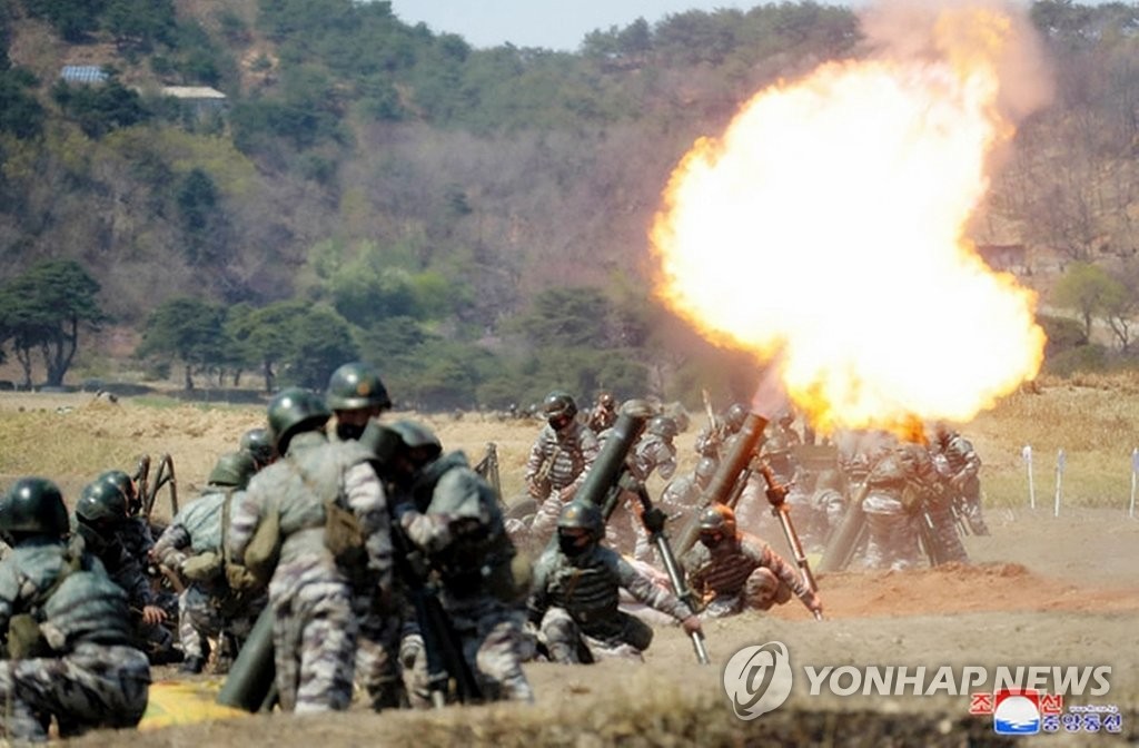 金正恩氏の前で砲射撃訓練 金正恩氏の前で砲射撃訓練