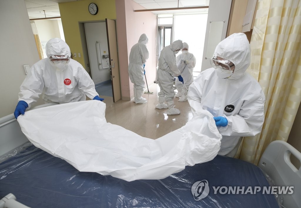 환자 떠난 병실 청소하는 직원들