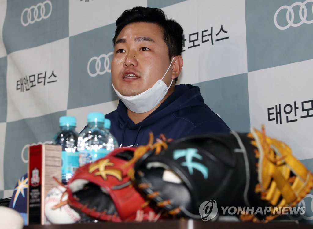 Choi Ji-man of the Tampa Bay Rays speaks to reporters at a private baseball academy run by his brother in Incheon, 40 kilometers west of Seoul, on April 13, 2020. (Yonhap)