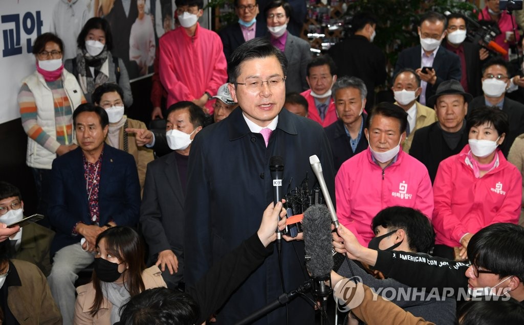 Hwang Kyo-ahn, chief of the main opposition United Future Party, speaks to reporters at his party's election office in Jongno, central Seoul, as the country held parliamentary elections on April 15, 2020. (Yonhap)