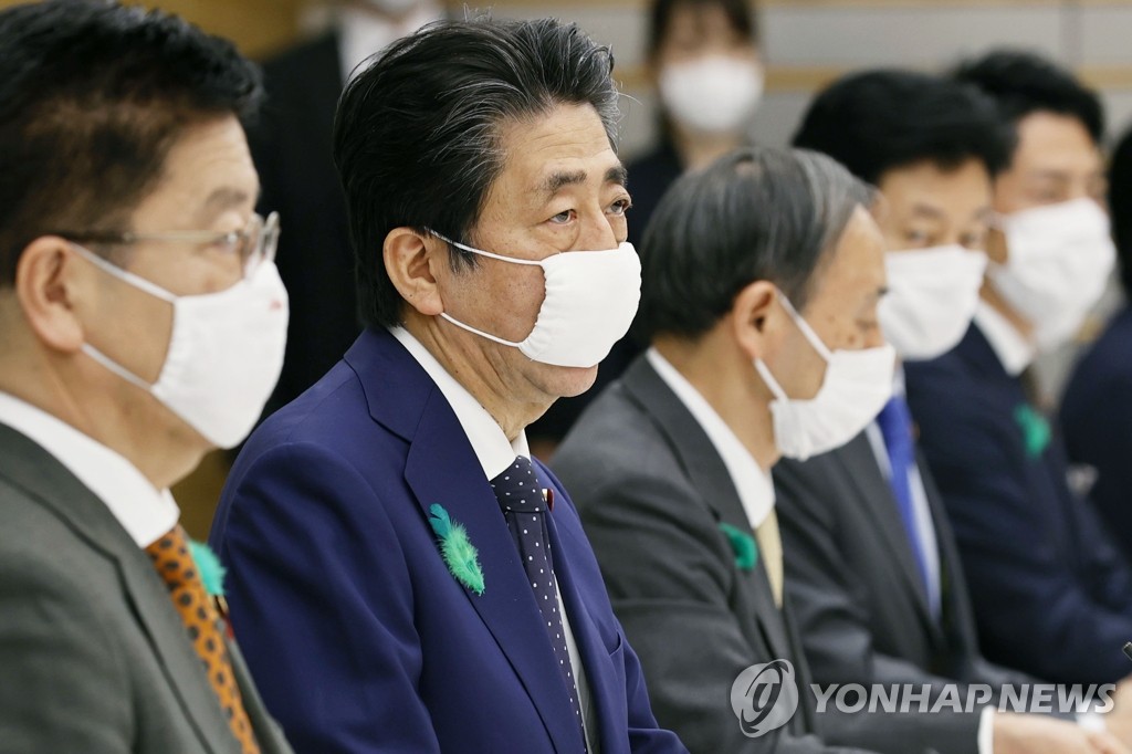 아베 신조 일본 총리(왼쪽 두 번째)가 2020년 4월 16일 일본 총리관저에서 열린 신종 코로나바이러스 감염증(코로나19) 대책본부 회의에서 마스크를 쓴 채 발언하고 있다. [교도/AP=연합뉴스 자료사진] 
