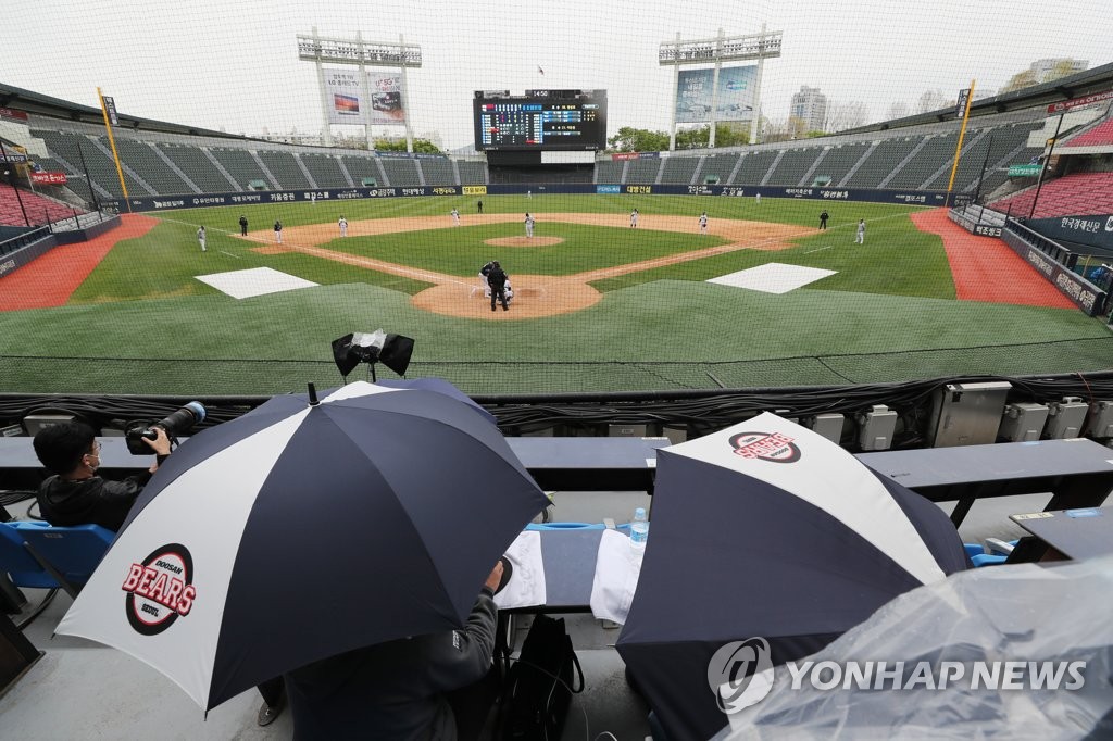 An intrasquad game for the Doosan Bears is underway in rain at Jamsil Stadium in Seoul on April 19, 2020. (Yonhap)