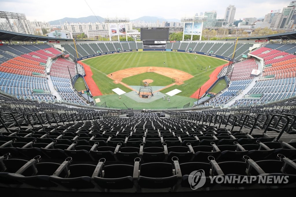 The Doosan Bears practice at Jamsil Stadium in Seoul on April 20, 2020, on the eve of the start of the Korea Baseball Organization preseason. (Yonhap)