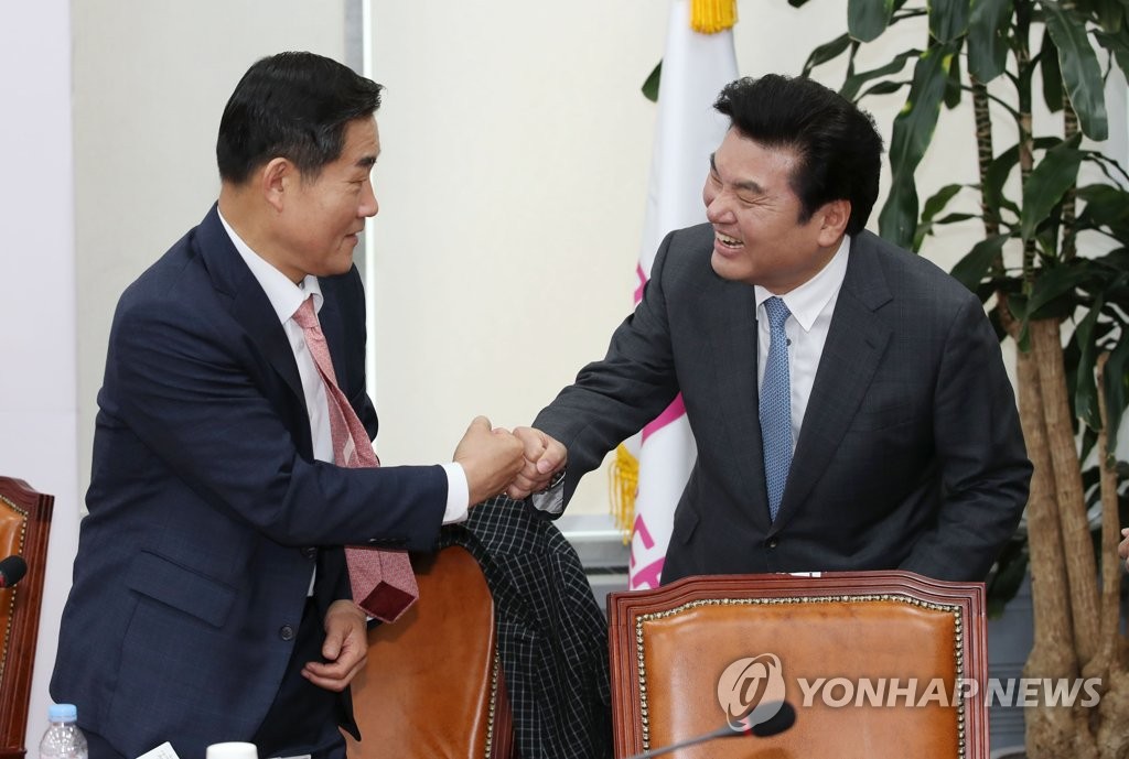 인사하는 원유철 대표와 신원식 당선인