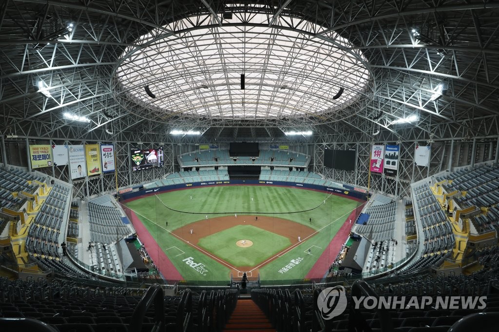 A Korea Baseball Organization preseason game between the Kiwoom Heroes and the Doosan Bears takes place at an empty Gocheok Sky Dome in Seoul on April 29, 2020. (Yonhap)
