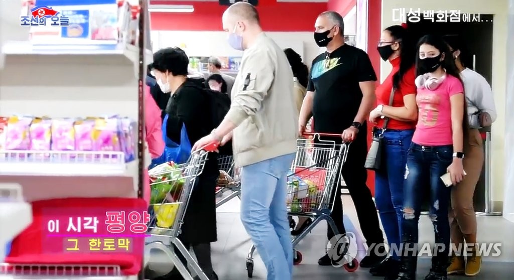 외국인 손님들로 붐비는 평양 대성백화점…코로나19 방역 과시?