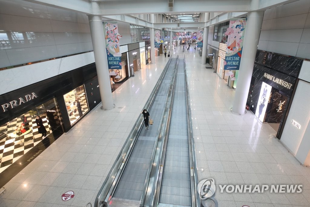 5월 15일 인천국제공항 1터미널 면세점이 썰렁한 모습을 보이고 있다. [연합뉴스 자료사진]