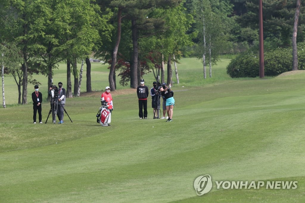 This file photo from May 15, 2020, shows the final round of the Korea Ladies Professional Golf Association Championship being played without fans at Lakewood Country Club in Yangju, just north of Seoul. (Yonhap)