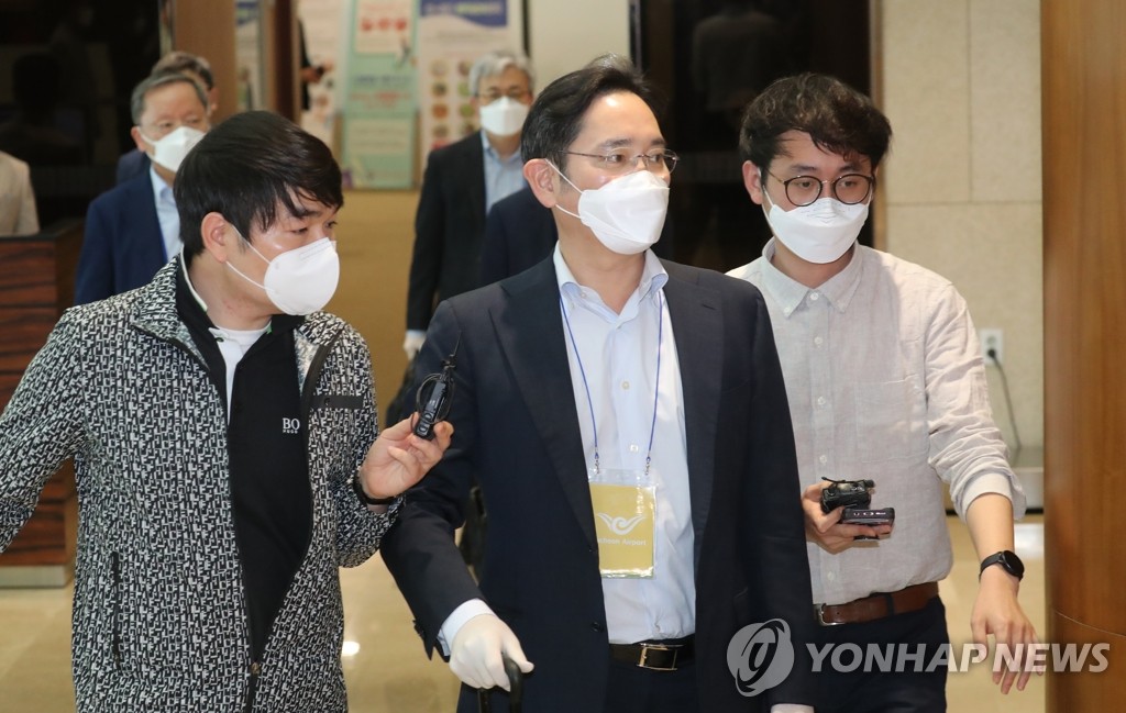 취재진 질문 듣는 이재용 부회장