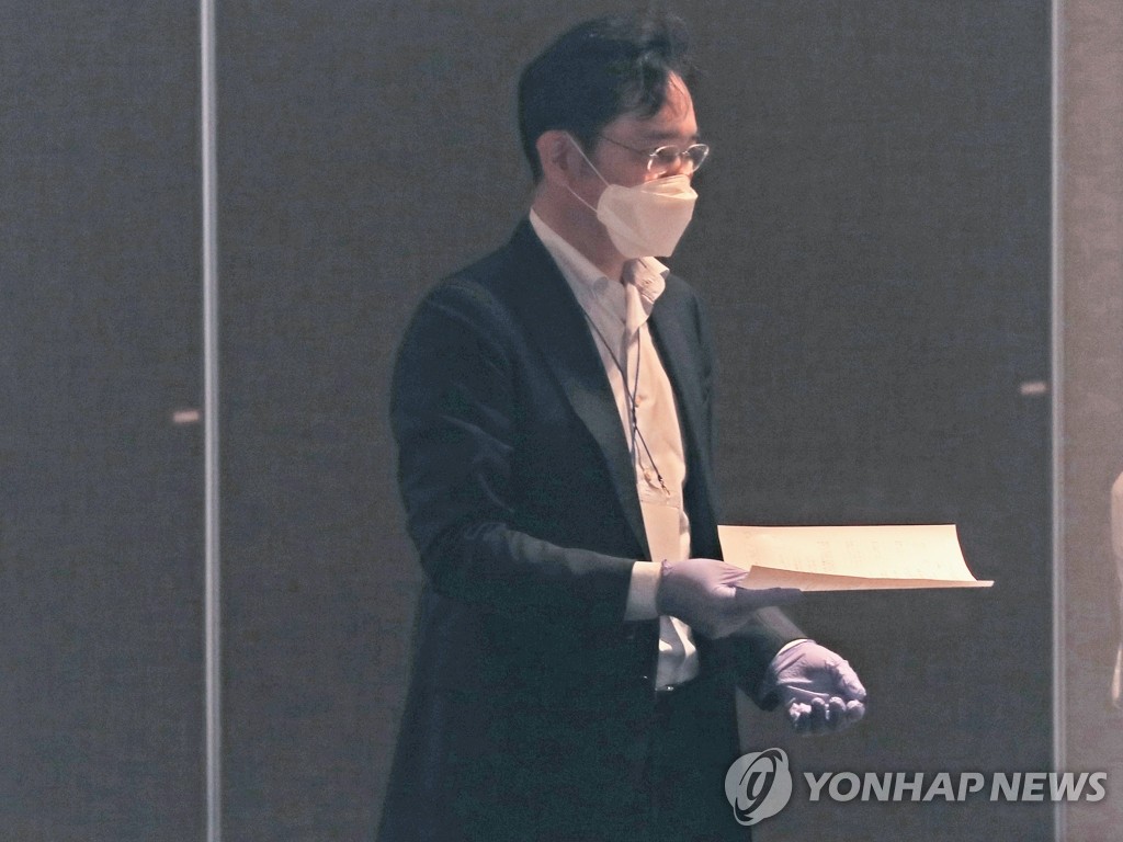 문진표 작성 마친 이재용 부회장
