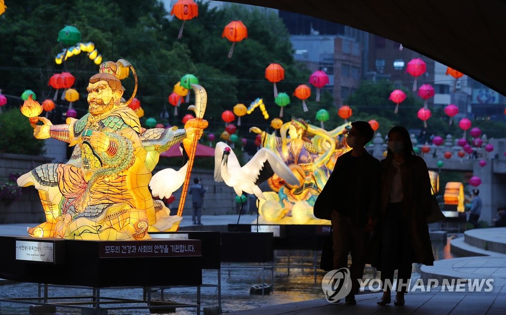 전통등으로 화려함 뽐내는 청계천
