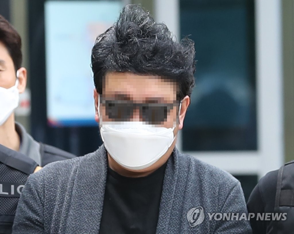 '극단선택' 경비원 폭행 의혹 주민 서울북부지법 영장심사