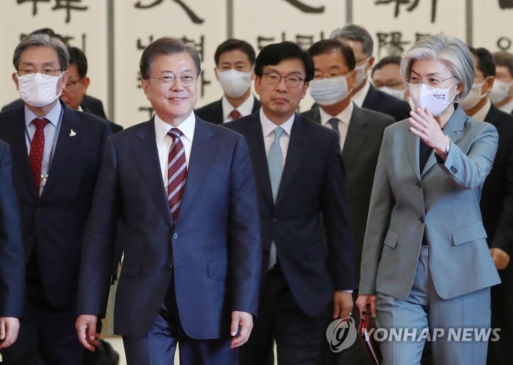 문 대통령, 환담장으로